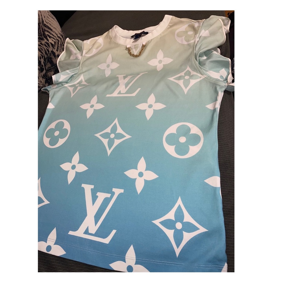 AUTHENTIC LOUIS VUITTON BLUE LAGOON MONOGRAM FLOUNCE SLEEVE T-SHIRT.